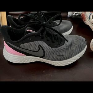 Nike Revolutions - 7.5 WIDE